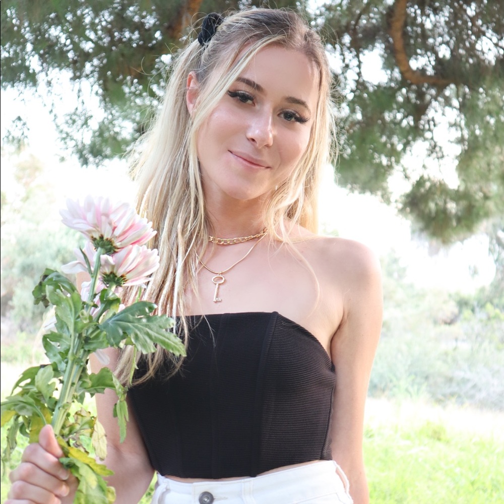 STRAPLESS RIBBED CROP TOP
